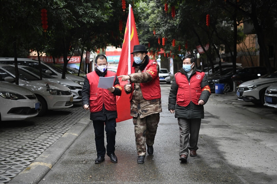 我是社区防控一线的一名老党员 